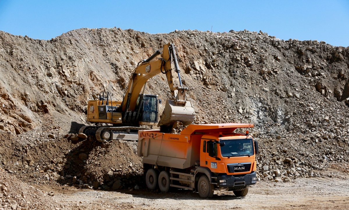     Карьерный самосвал на территории Таласского золоторудного комбината в Киргизии / РИА Новости / Игорь Егоров