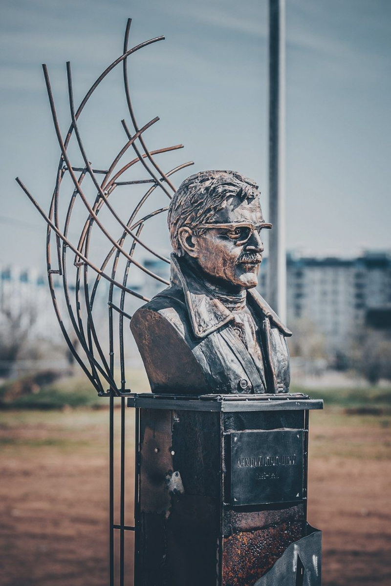 Памятник А. Стругацкому скульптор Александр Серяков 