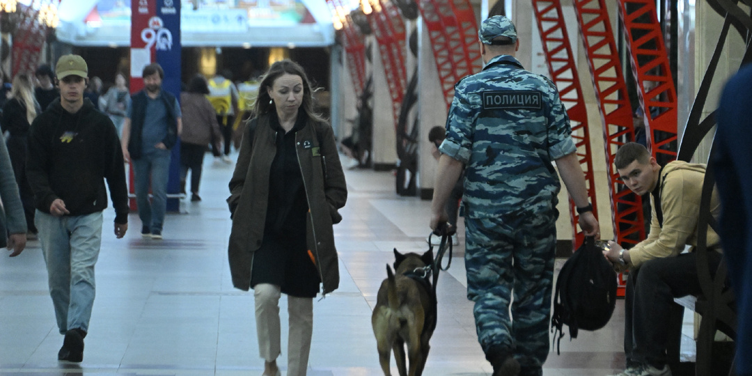 "Надпись меня гипнотизировала": странные слова на сумке заставили остановить поезд метро