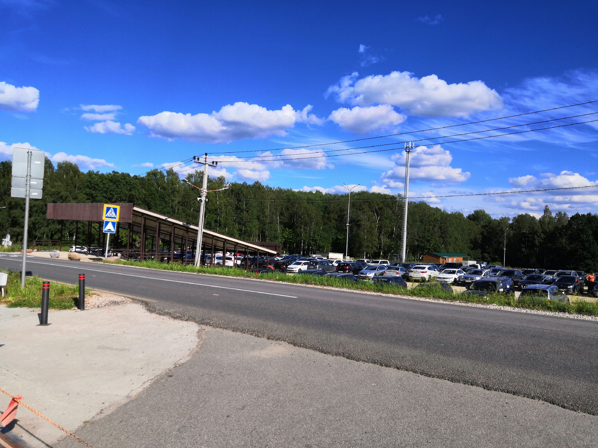 Парковка перед этнографическим музеем большая, но в дни проведения массовых мероприятий нужно быть готовым к тому что мест всем не хватит, поэтому придётся искать места вдоль дорги и в ближайшем окружении.