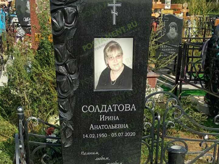 Красивый декор из резных роз на женском памятнике