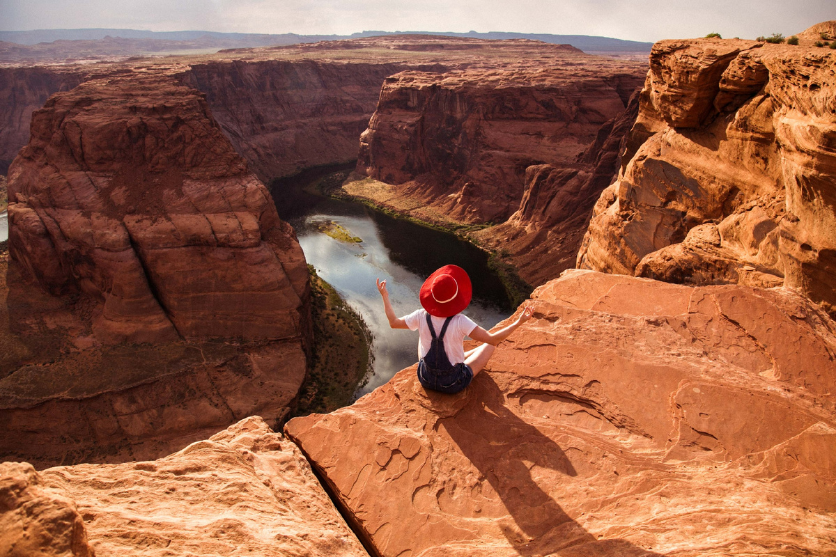 Есть лишь два способа прожить жизнь. Первый - будто чудес не бывает. Второй - будто кругом одни чудеса.