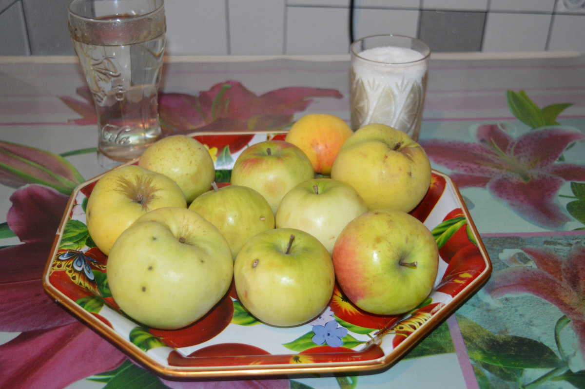 Яблочное пюре. Шаг 1. Фото: канал Три рецепта.