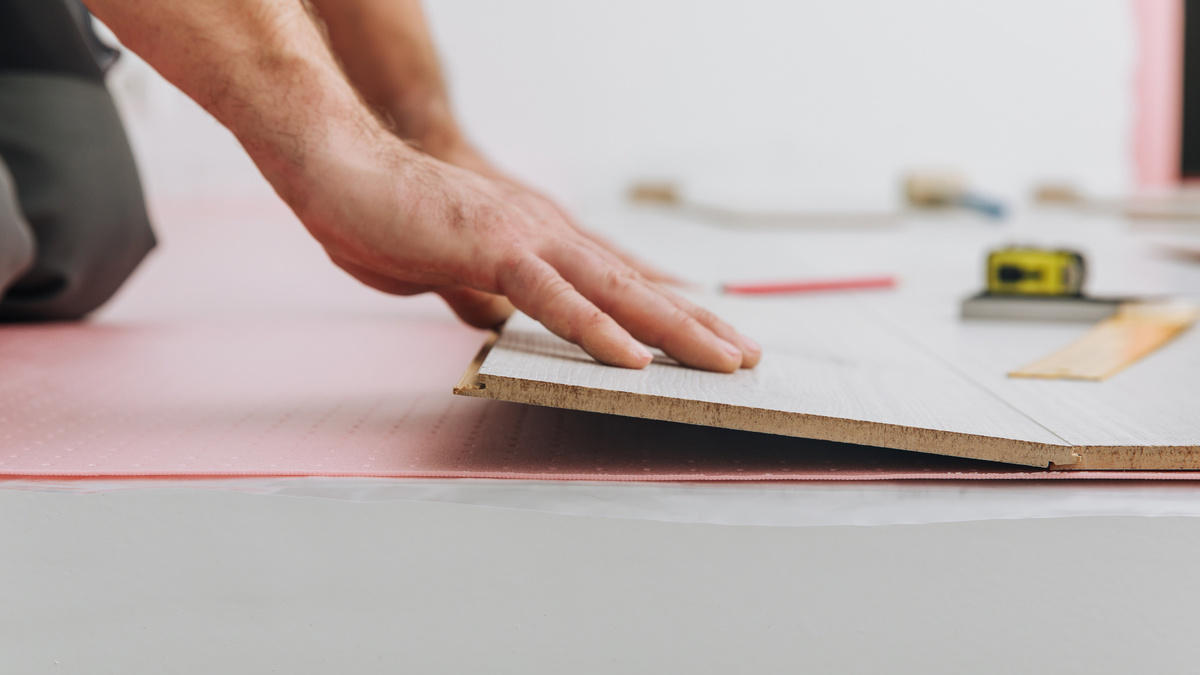 Подложка не заменяет собой звукоизоляцию и не может выровнять основание