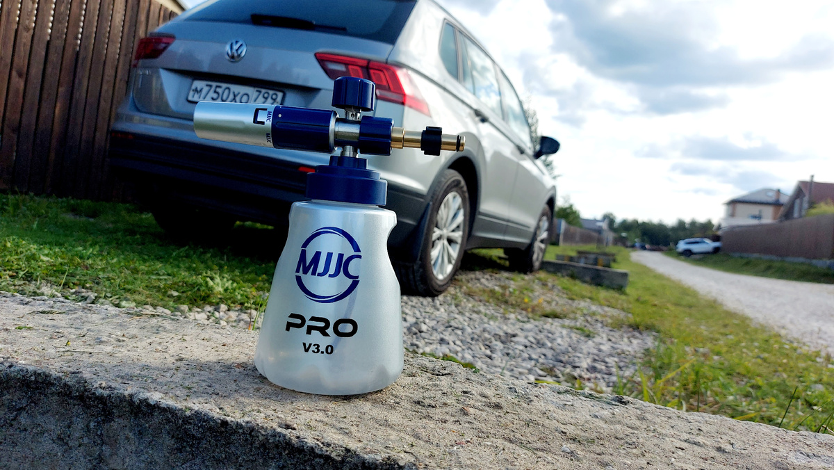 PRO V3.0 представляет собой усовершенствованную версию пенного инжектора. Устройство предназначено для нанесения густой пены на поверхность автомобиля во время мойкой. Это помогает эффективно удалять грязь и пыль, защищая лакокрасочное покрытие от повреждений, вызванных абразивным воздействием частиц грязи при ручной мойке.