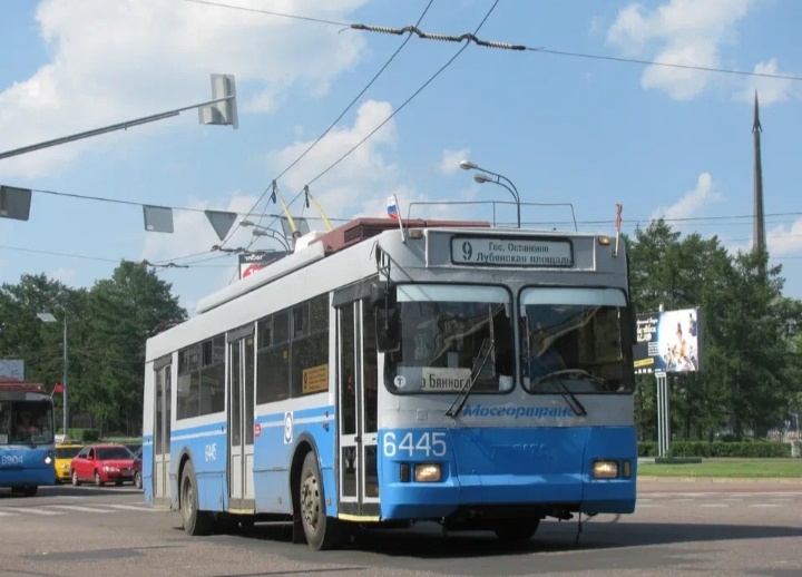 ТролЗа Оптима на маршруте 9. Как видно он уже идёт от гостиницы Останкино (ныне ЖК Вери) до Лубянской площади (Метро Лубянка)