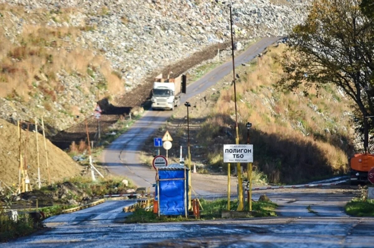    Пожарные тушат возгорание на полигоне ТБО в Новом Уренгое