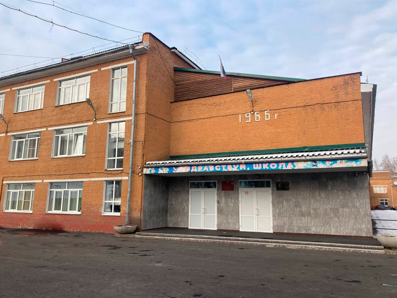 школа N-53 - моя любимая школа города (на улице Севастопольской, но вход со стороны 18-ого Советского переулка)