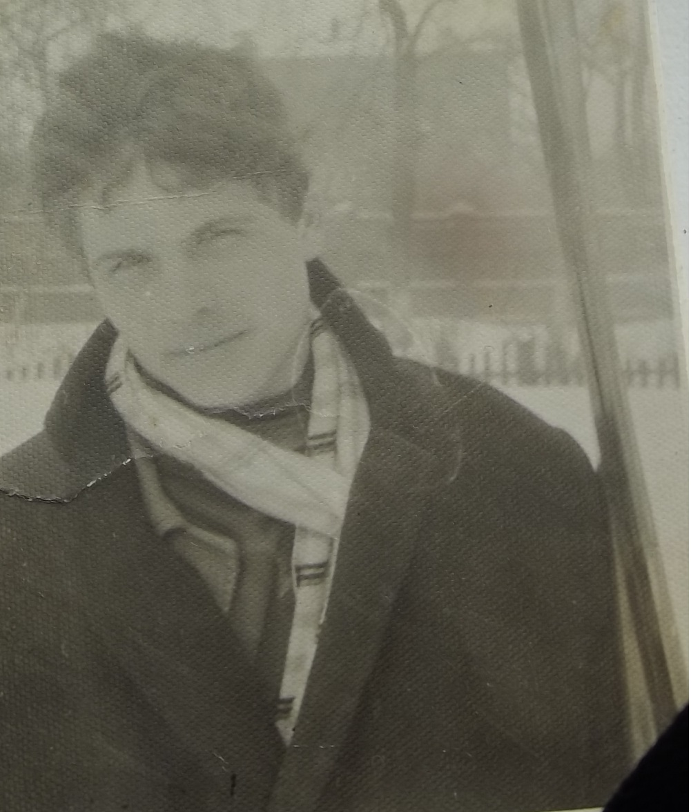 На фото: автор после институтских лыжных соревнований