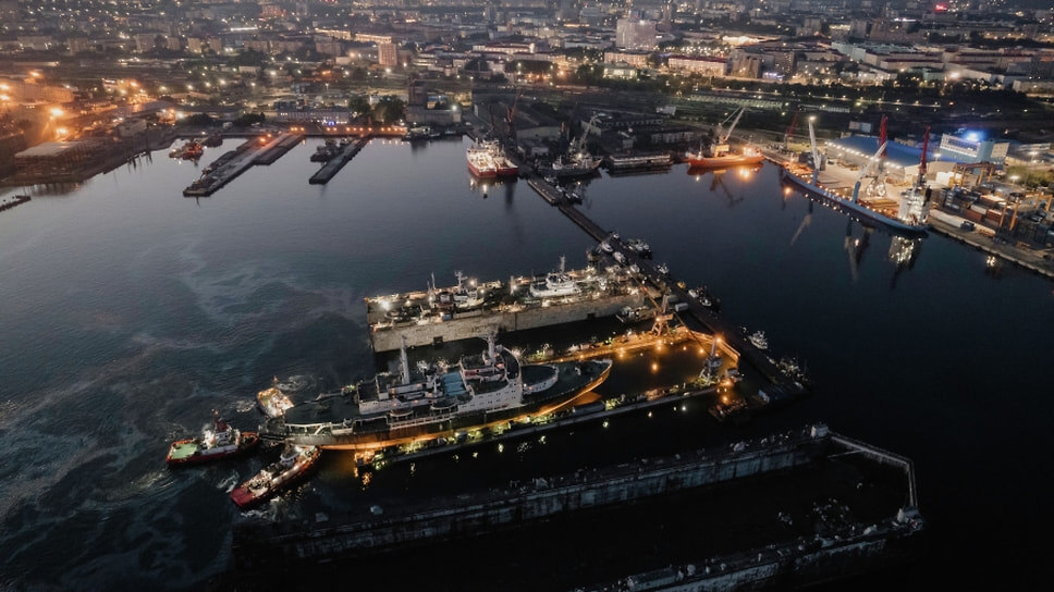 Буксировка атомного ледокола «Ленин» от места стоянки на Морском вокзале Мурманска.📷Фото: Дмитрий Дубов / РИА Новости