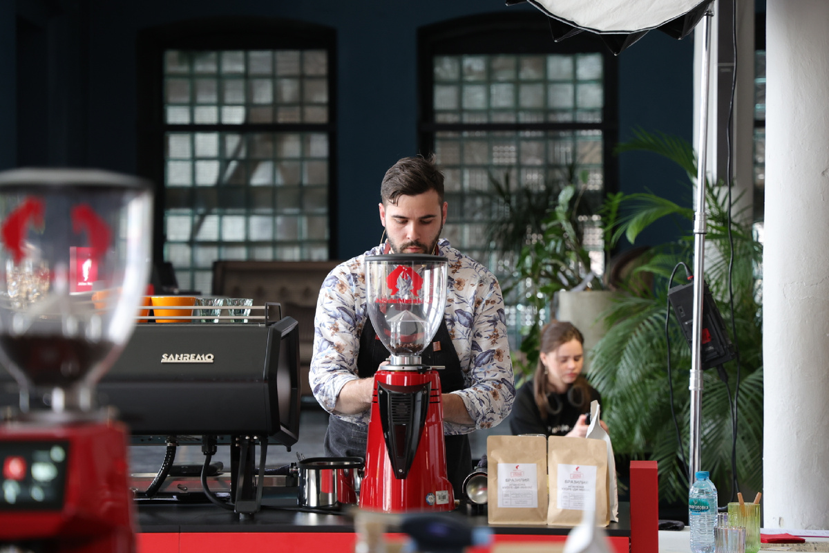 На фото я за работой с кофемолкой. 