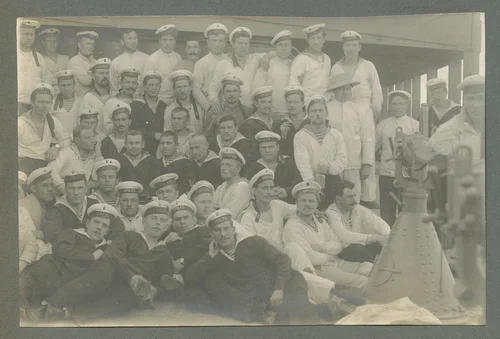 Судовой комитет «Орла». В центре (по форме №3) без головных уборов, слева направо гардемарины: Гуркало П.Ф., Дажин Ф.П. и Кожанов И.К., январь 1918 г. По воспоминаниям Юнакова М.А.: «Друзья наши из команды всё время доносили, что в команде большое недовольство офицерами и некоторыми гардемаринами, и, вполне возможно что дойдёт до самосуда, если корабли выйдут в море. Мы - гардемарины не были готовы к такой борьбе и каждому из нас казалось чудовищной мысль, что кто-то из нас должен быть брошен за борт русскими матросами.»