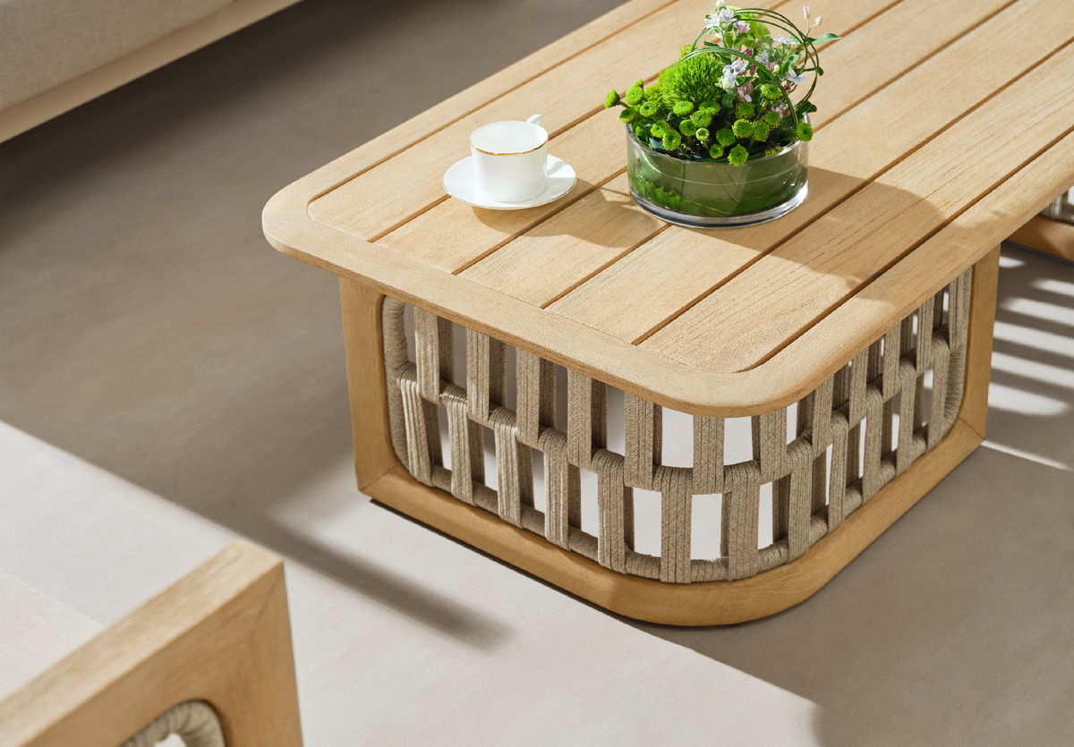 Светлый интерьер с деревянной мебелью