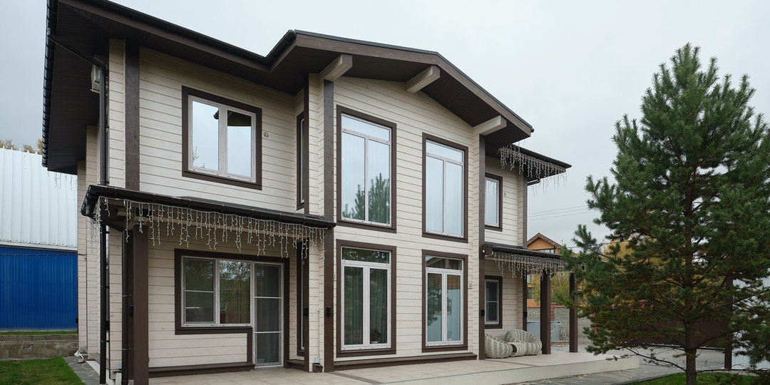 ДОМ ИЗ КЛЕЕНОГО БРУСА: КАК ОН ВЫГЛЯДИТ СНАРУЖИ И ВНУТРИ