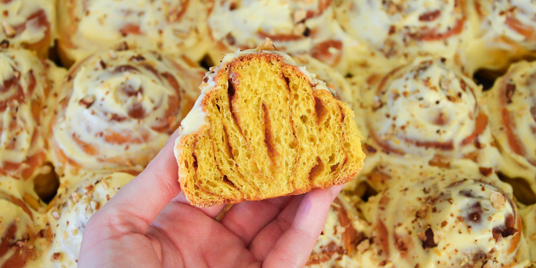 Тыквенные синнабоны: рецепт идеальной осенней выпечки, которая покорит всех