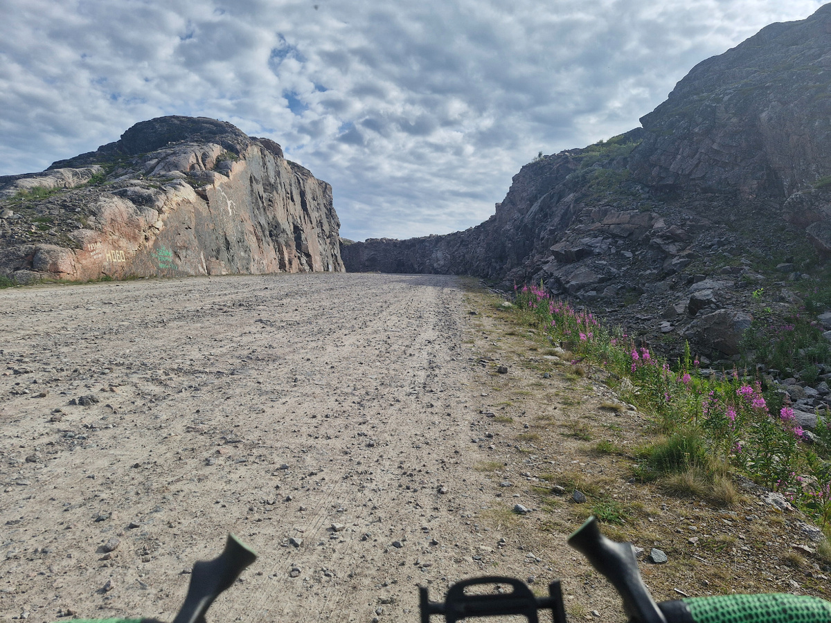 Каменистая и пыльная дорога.