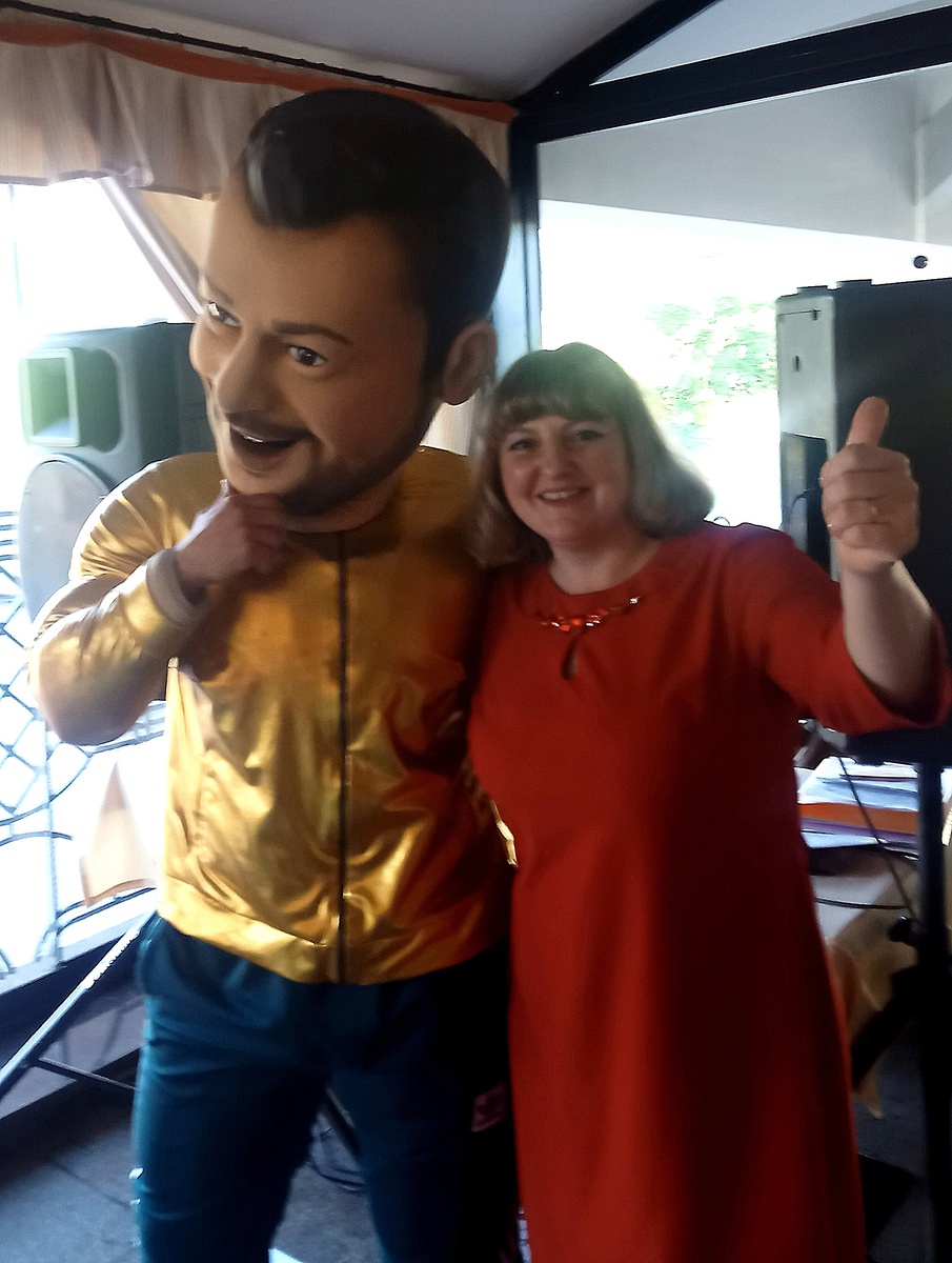 На юбилее с ростовой куклой