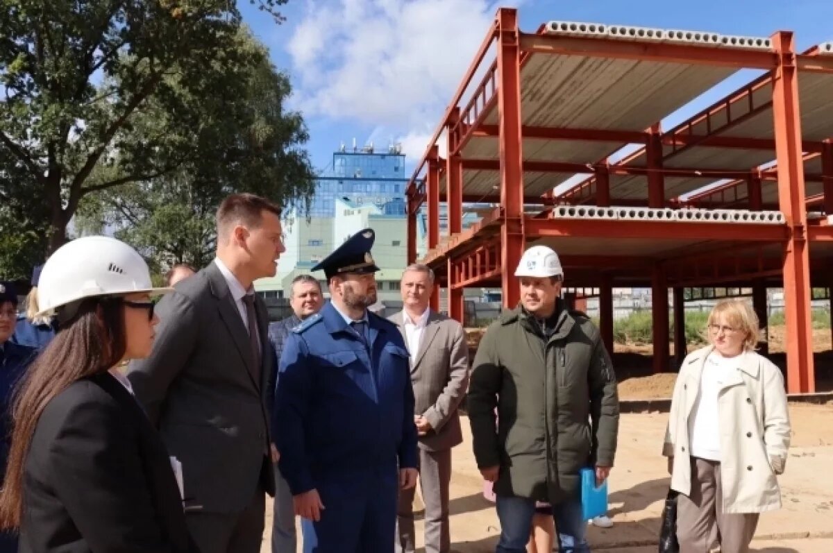    В Ярославле областной прокурор проверил строительство модульной поликлиники