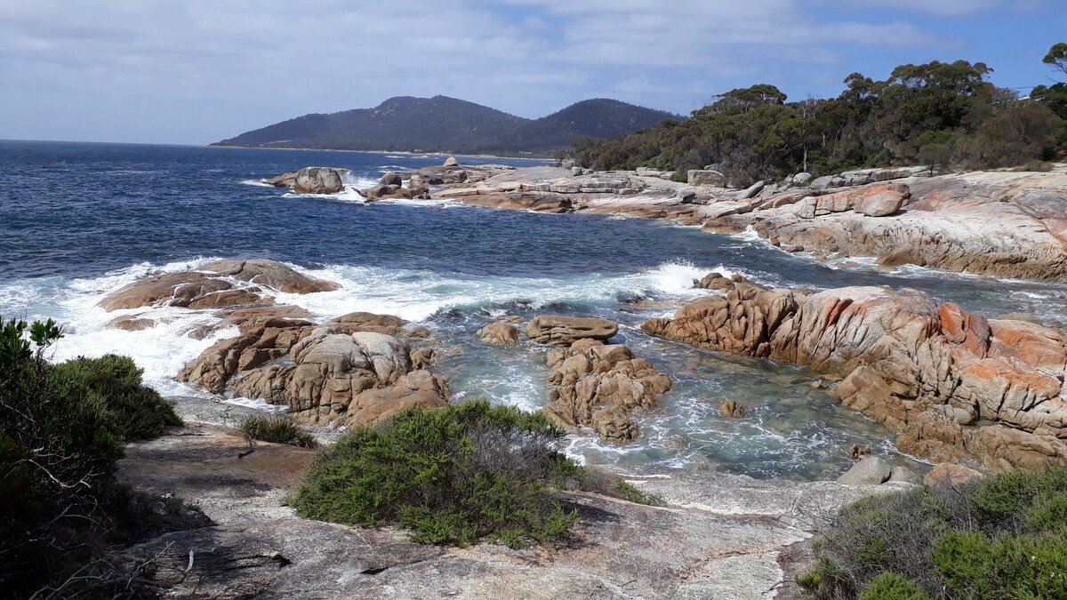 Вот такое изрезанное побережье у Бичено. Атмосферное, живое!