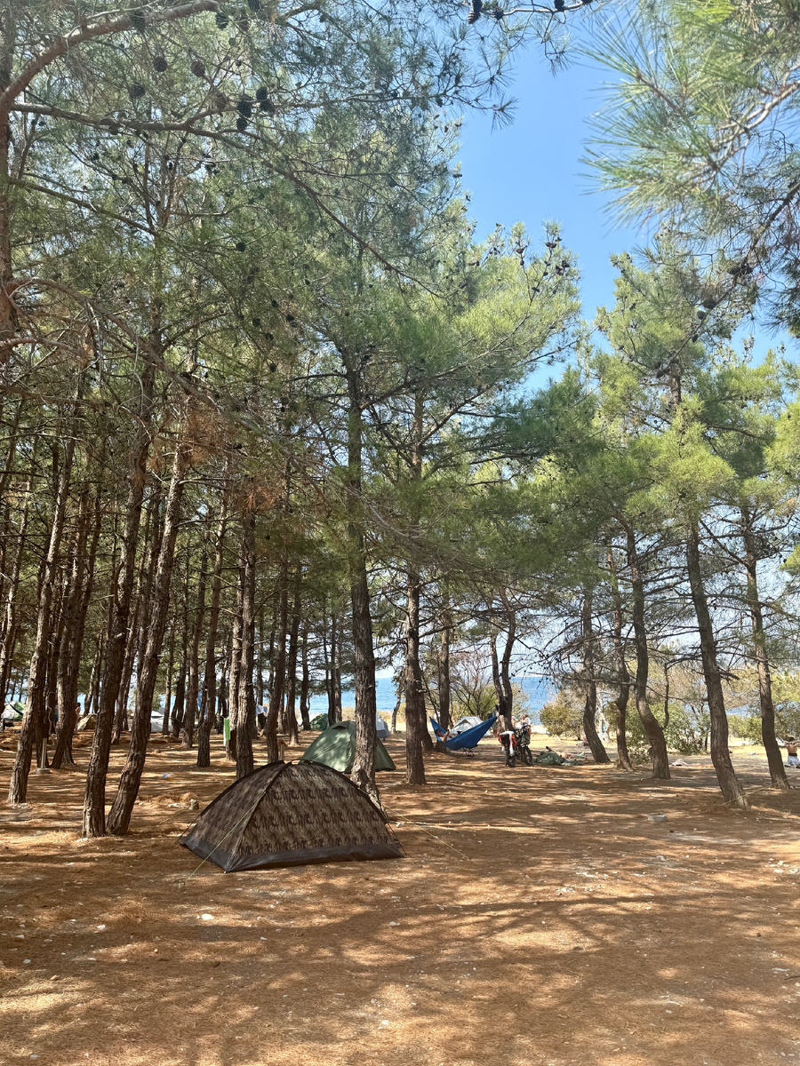 Палаточный городок, к концу лета осталось совсем мало людей