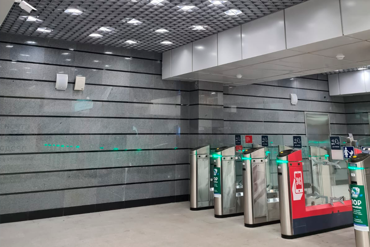 Потолок Грильято НГ на путях эвакуации (вестибюль) на вокзале