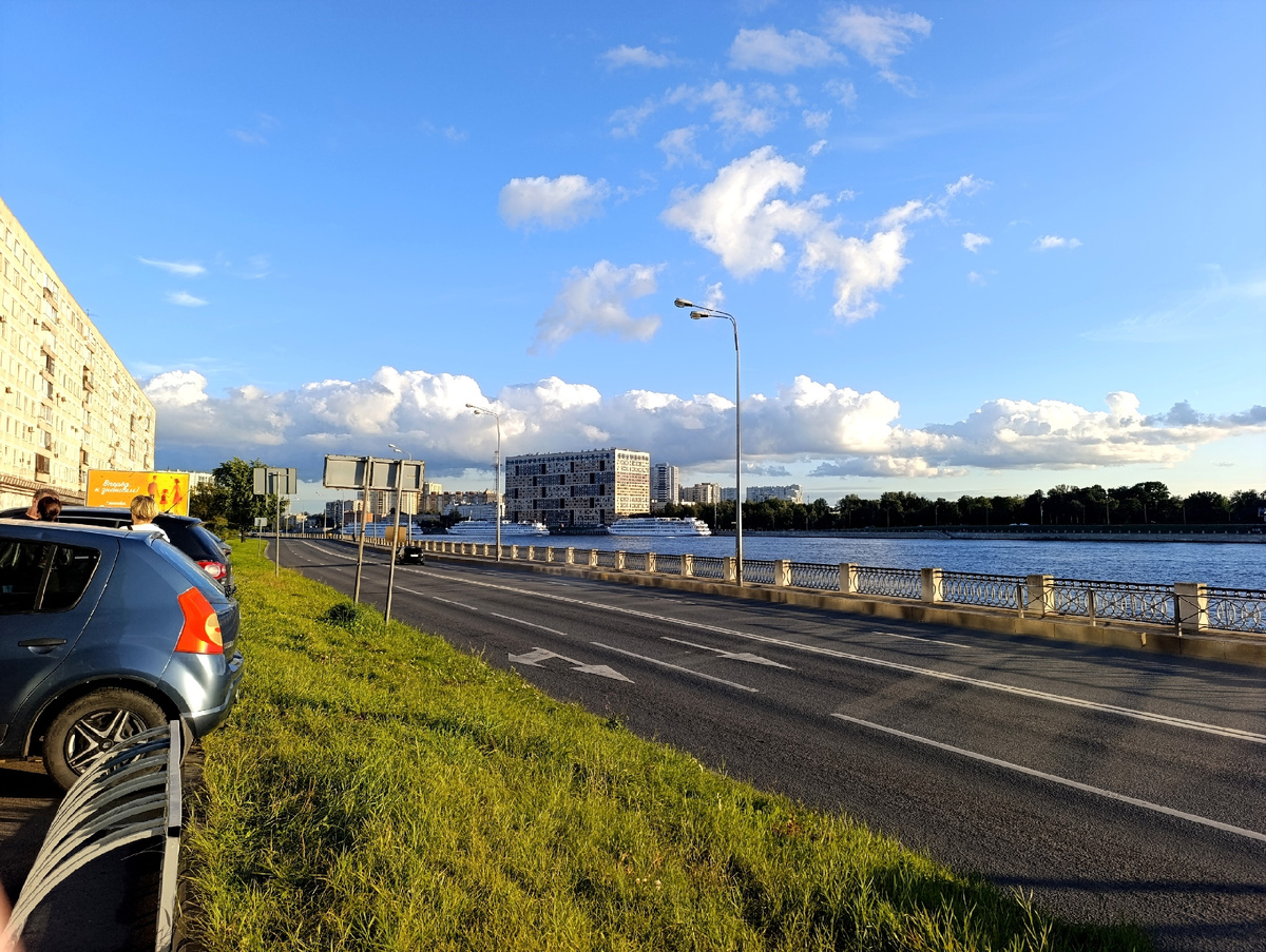 Вид со стороны Основной сцены. 
