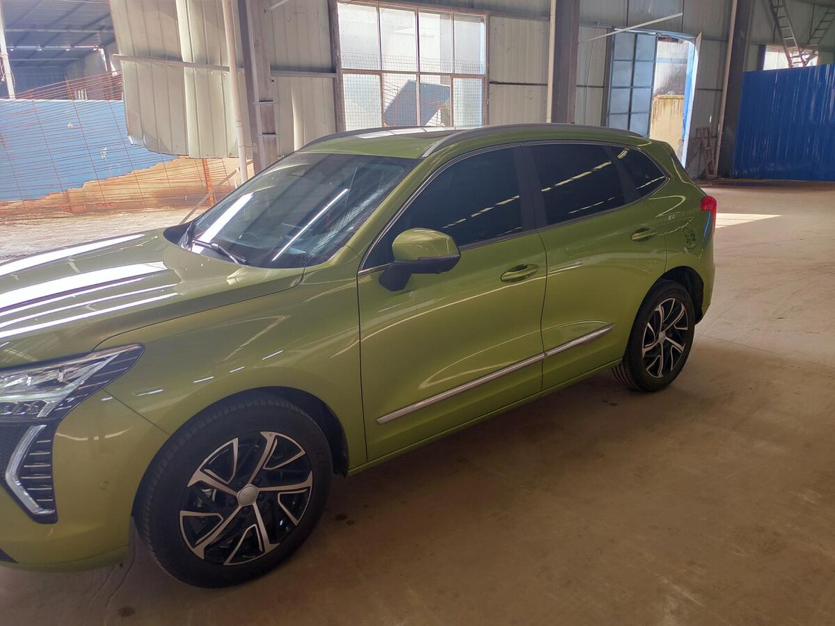 Фото 2. Вид с боку на Haval Jolion.