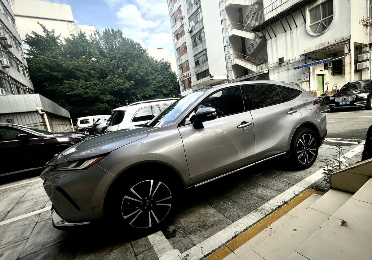 Фото 1. Вид с боку на Toyota Venza.