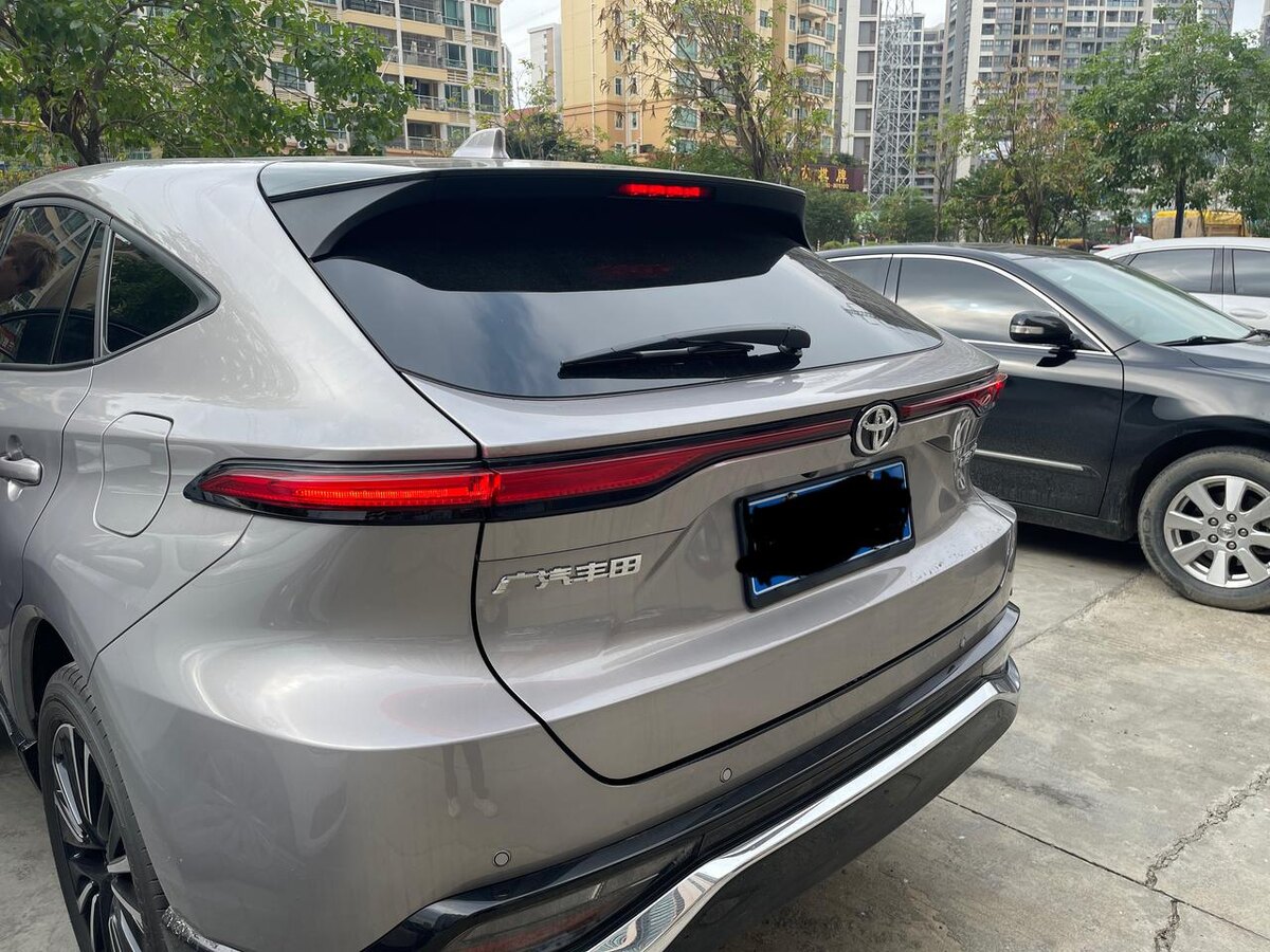 Фото 2.  Задняя часть Toyota Venza.