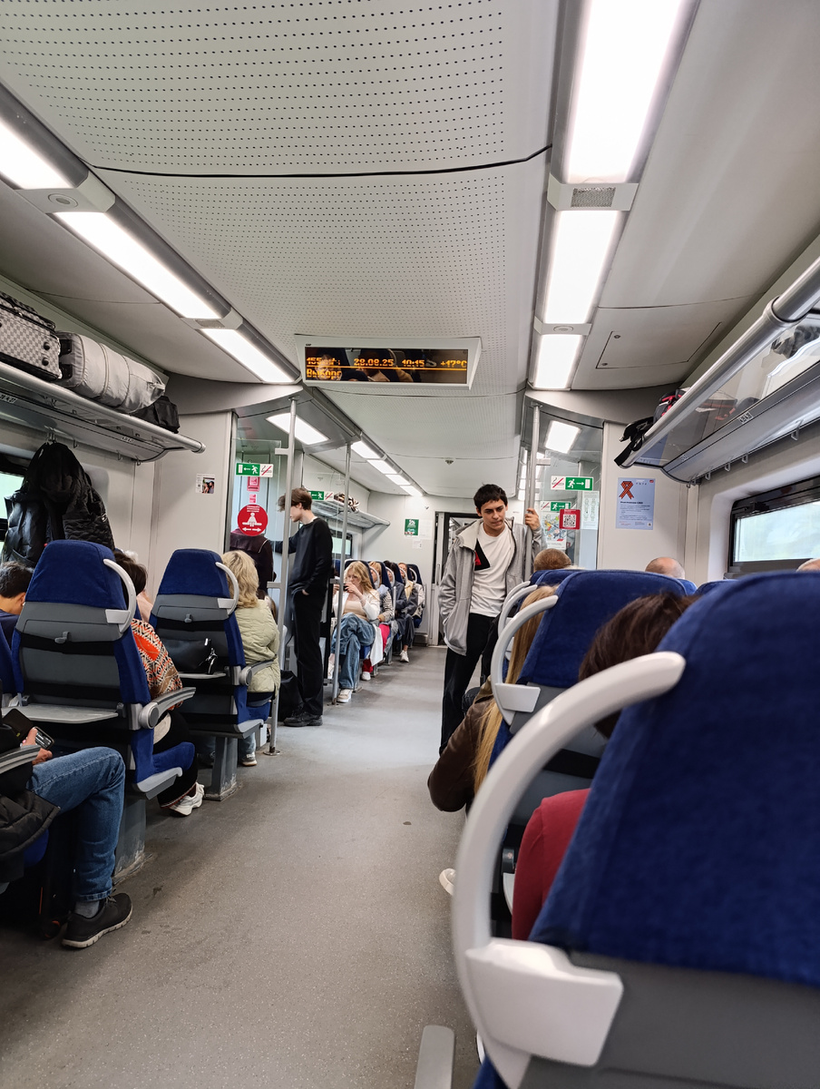 Электричка Ласточка,мчит нас в северный город Выборг.