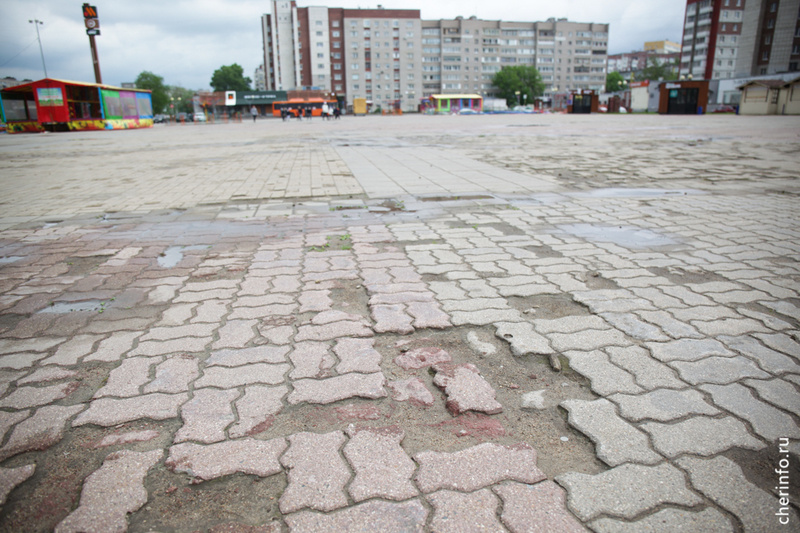    Ремонт площади возьмет на себя компания "ФосАгро". Об этом во время прямого эфира сообщил мэр Роман Маслов.