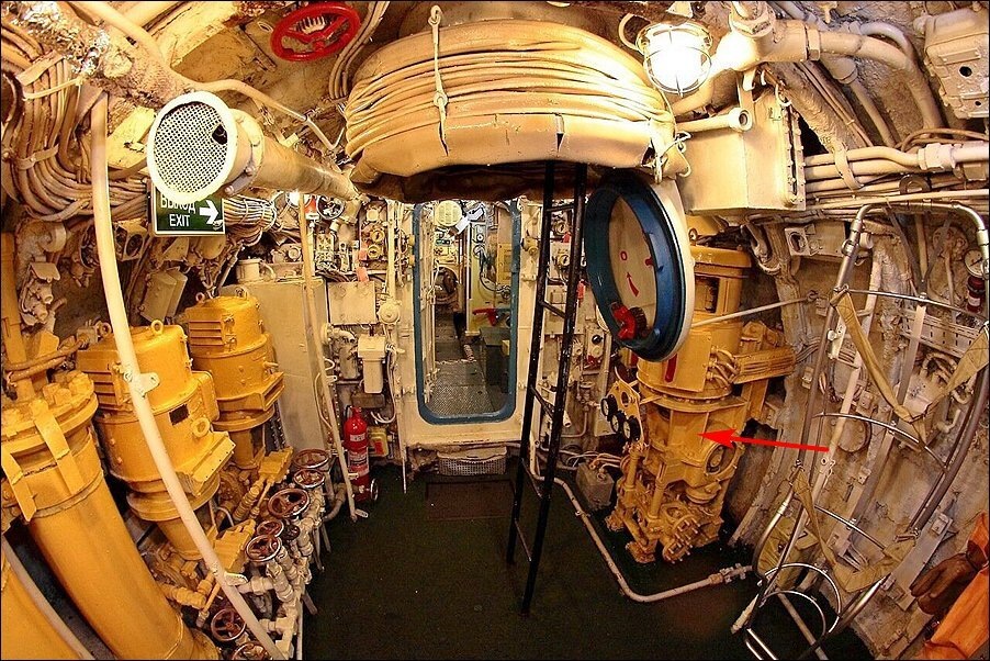 Фото из сети интернет, свободный доступ. / Подводная лодка - музей проекта 613 С -189, Санкт - Петербург. 7 -ой отсек, вид в нос. Красной стрелкой обозначен трюмно-поршневой насос ТП-20/250 производительностью 20 кубометров в час на глубине ПЛ до 250 метров.