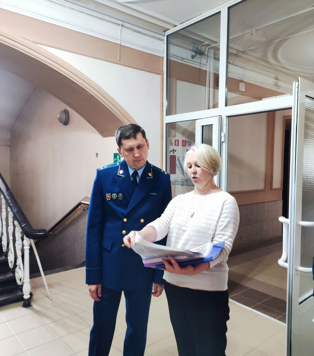    Прокурор Кировской области проверил капитальный ремонт Вятской гуманитарной гимназии