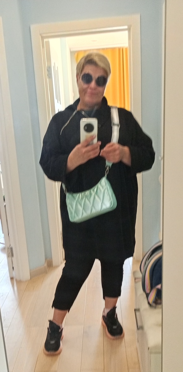 Лица странная но уж какая есть и зеркало кто то залапал