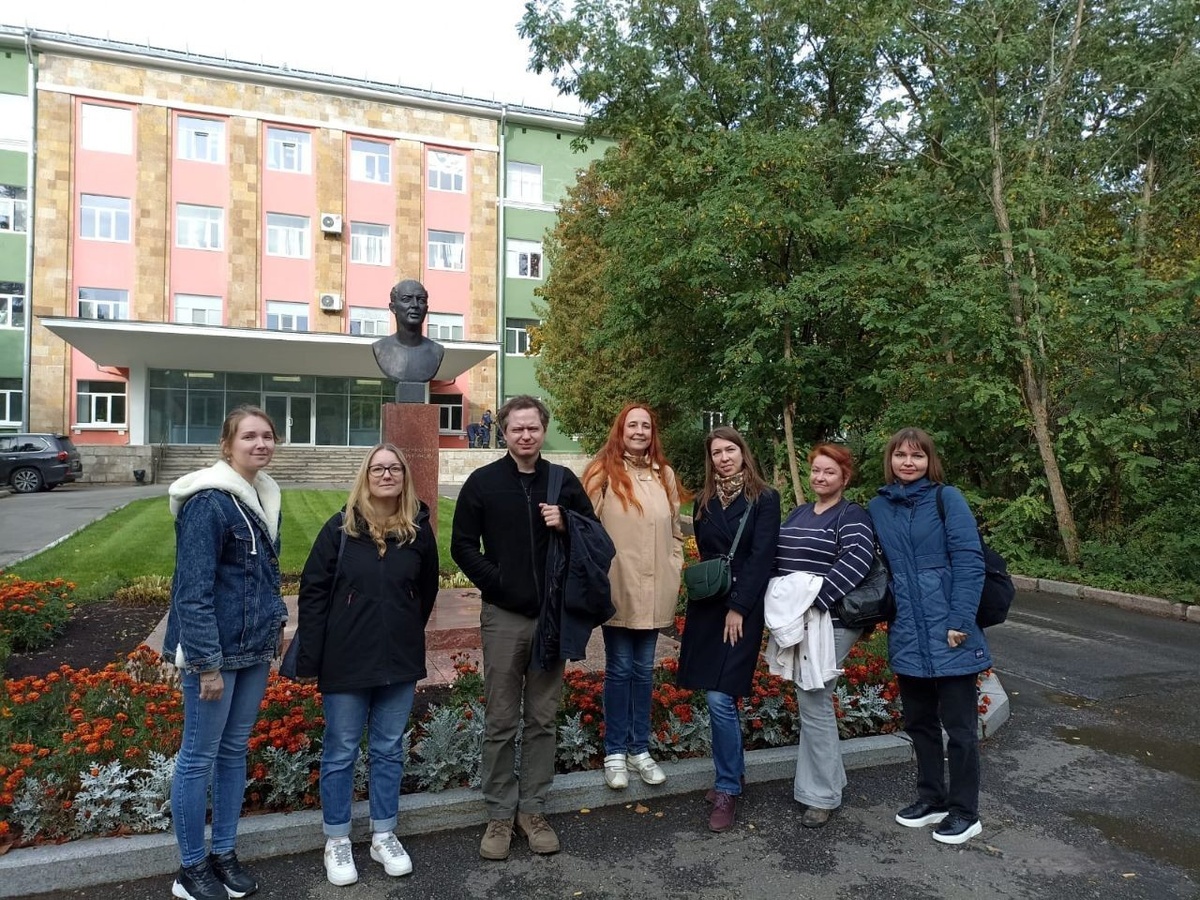 Коллектив авторов статьи на Всероссийской конференции с международным участием «Дрозофила 2023». Слева направо: Елена Куваева, Ангелина Акишина, Роман Черезов, Дина Куликова, Екатерина Заволока, Ольга Симонова, Юлия Воронцова