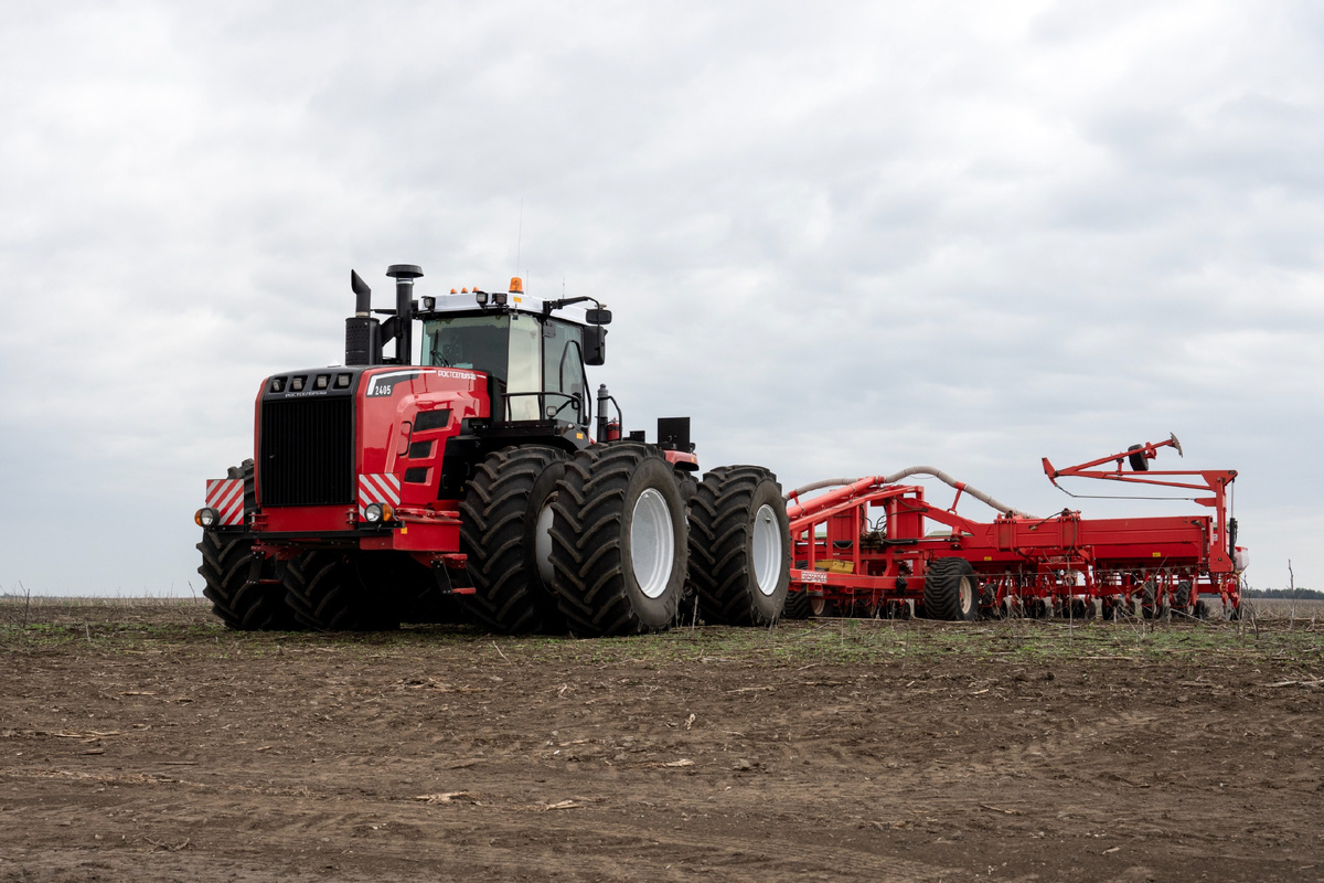 Трактор Ростсельмаш 2405 с двигателем КАМАЗ Р6