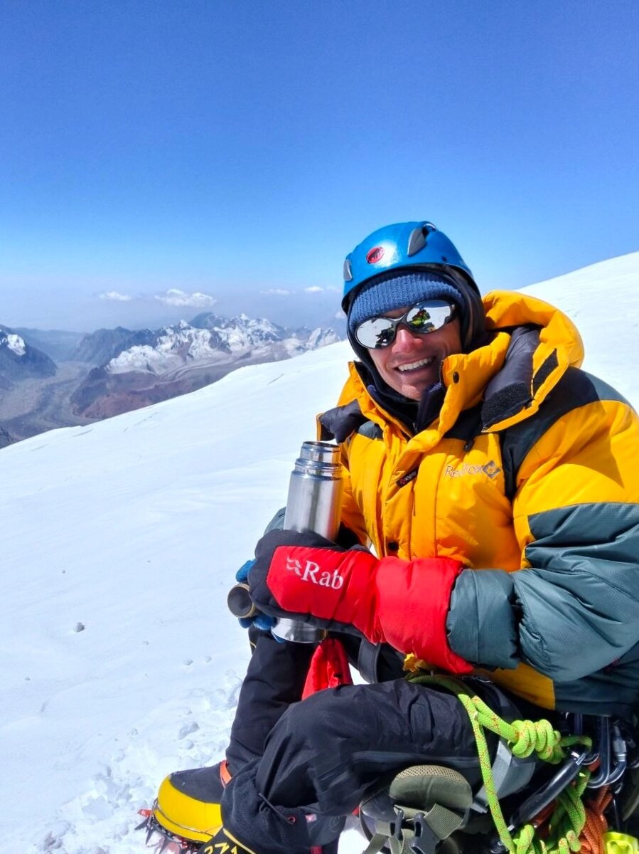    История восхождений Ильи началась в обычной великолукской секции спортивного туризма Фото: со страницы в соцсетях Ильи Чвалаева