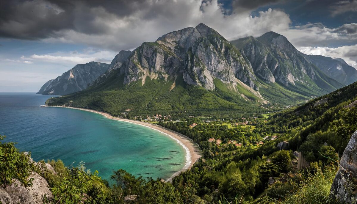 Горы и море