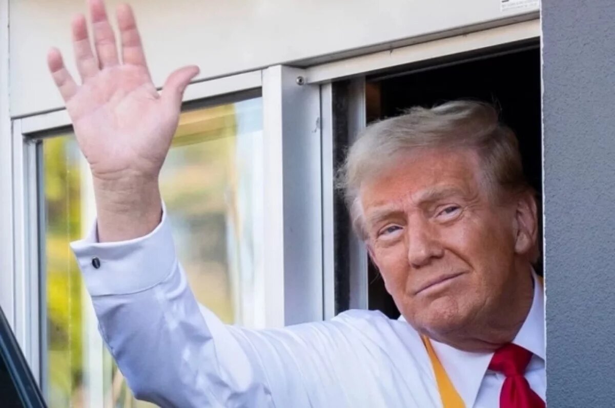    Белый дом поздравил американцев с Днем труда снимком Трампа в McDonald's