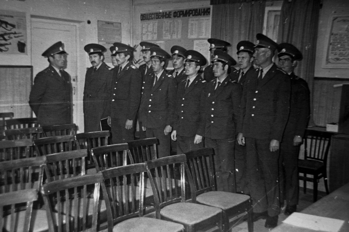 Развод нарядов ППС проводит командир объединённого дивизиона А.Н.Галкин. Фото 1983 года из личного архива автора.