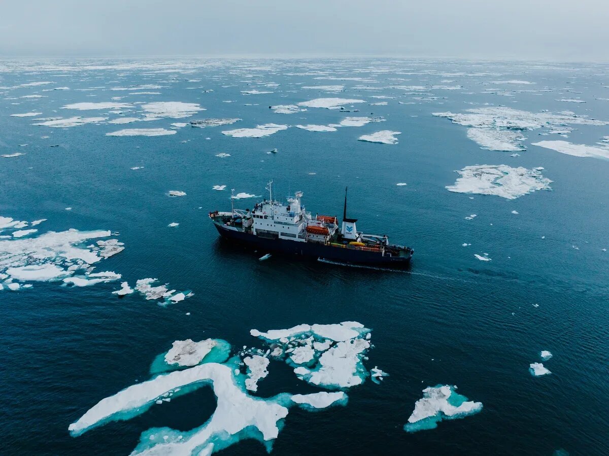    Судно «Профессор Хромов» построено на финской верфи для полярных и океанографических исследований и позже переоборудовано для комфортного размещения пассажиров во время экспедиций по Дальнему Востоку и Арктике. Фото: Vasta Expeditions