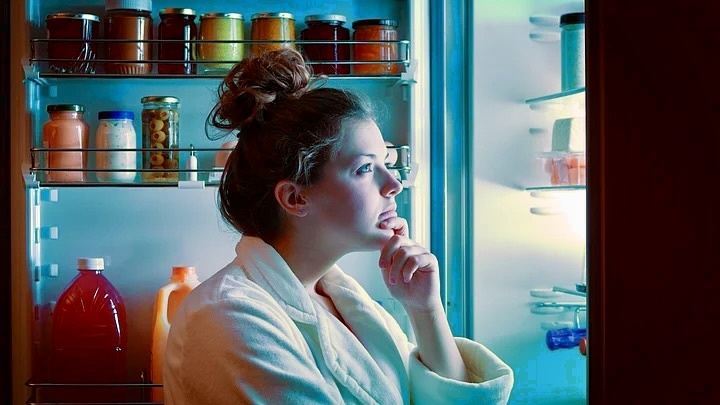 читай текст ниже вместо игры в гляделки с холодильником