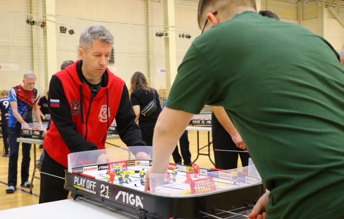    Президент Российской федерации настольного хоккея Владислав Момут (слева)  Рустам Шарафутдинов/ТАСС