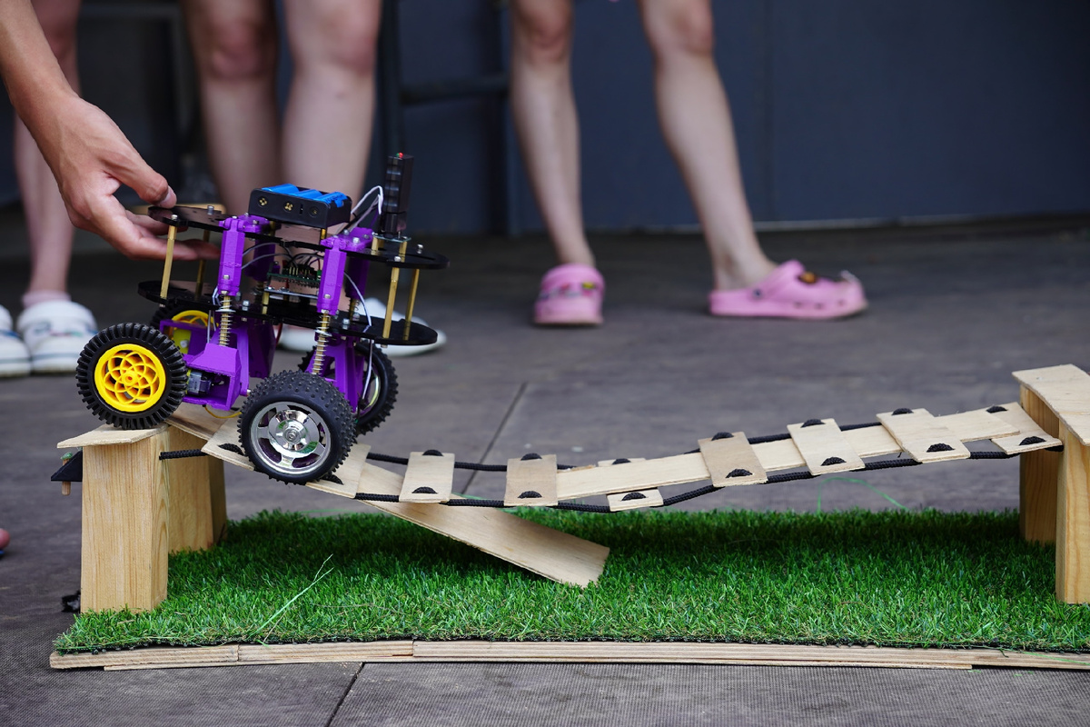 Первокурсники Евразийской политехнической школы (ЕПШ) за время практики разработали 3D-модель подвески, оптимизированной для прохождения трассы с препятствиями. А ещё — запрограммировали робота, настроив управление через джойстик и подключив камеру. Каждая команда предложила свои инженерные решения, проявив креативность, техническую смекалку и умение работать в команде.