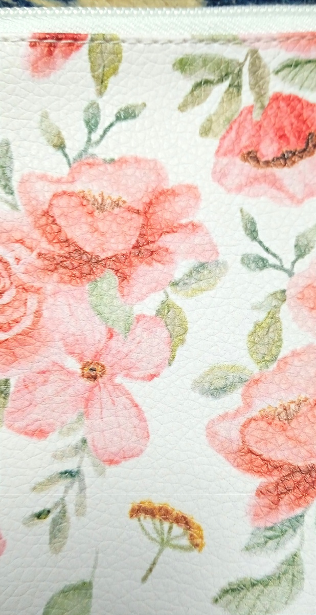 Как оказалось, позже, в приложении, ассортимент расцветок весь приятный в том же стиле