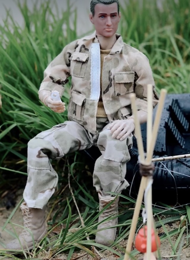 Любимый тост от наших солдатиков)) Погода располагает к рыбалке, дождит)) На нашем озере полно рыбачков😎