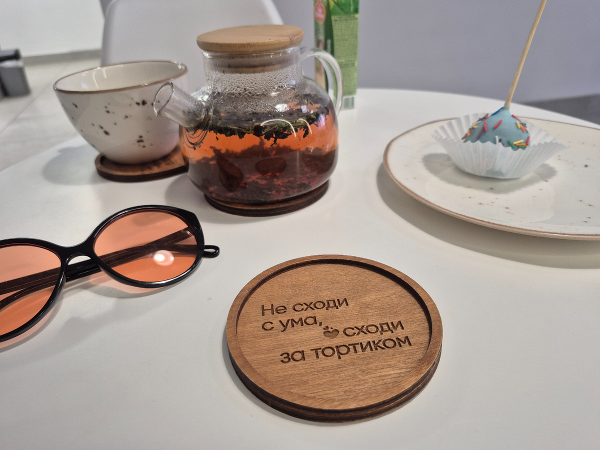 Фото из кофейни, иногда, чтобы мысли и эмоции пришли в порядок, нужна просто чашка чая с чем-нибудь сладеньким