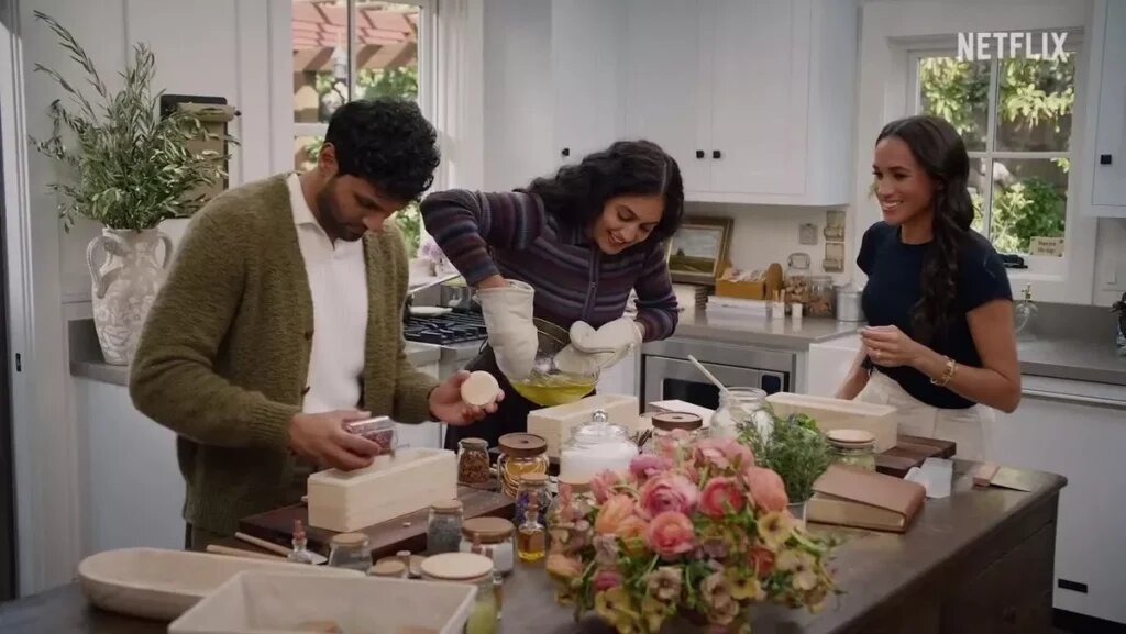 Джей Шетти и Радхи Девлукия. Фото Netflix