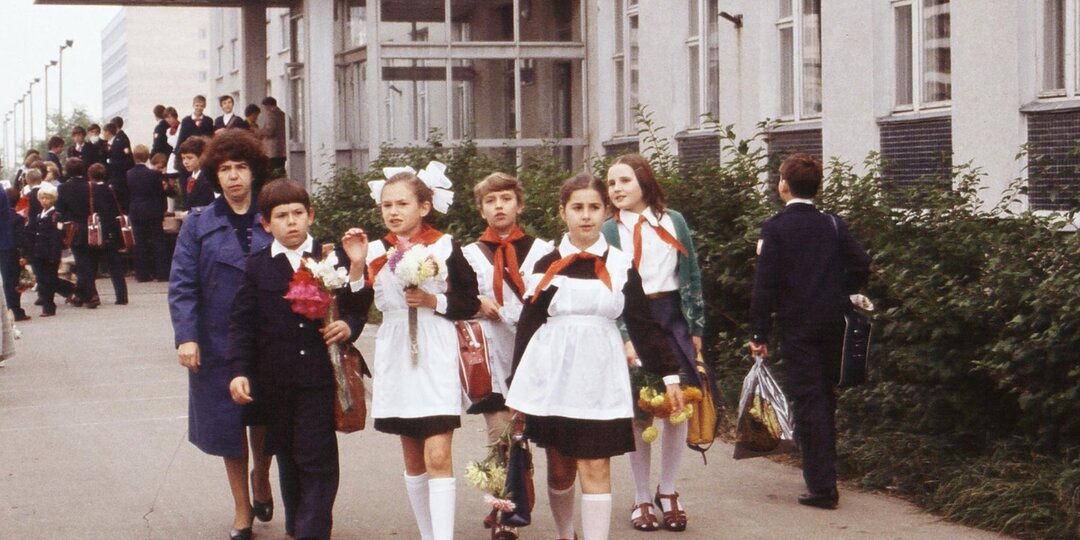 1 сентября для советского школьника: как это было — белые банты, парадная форма и море гладиолусов