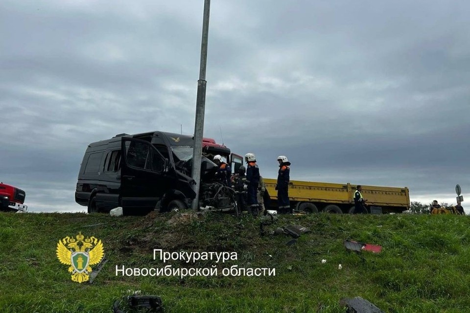    На месте работают ГАИ и эвакуируют машины. Прокуратура проводит проверку. Фото: пресс-служба прокуратуры Новосибирской области